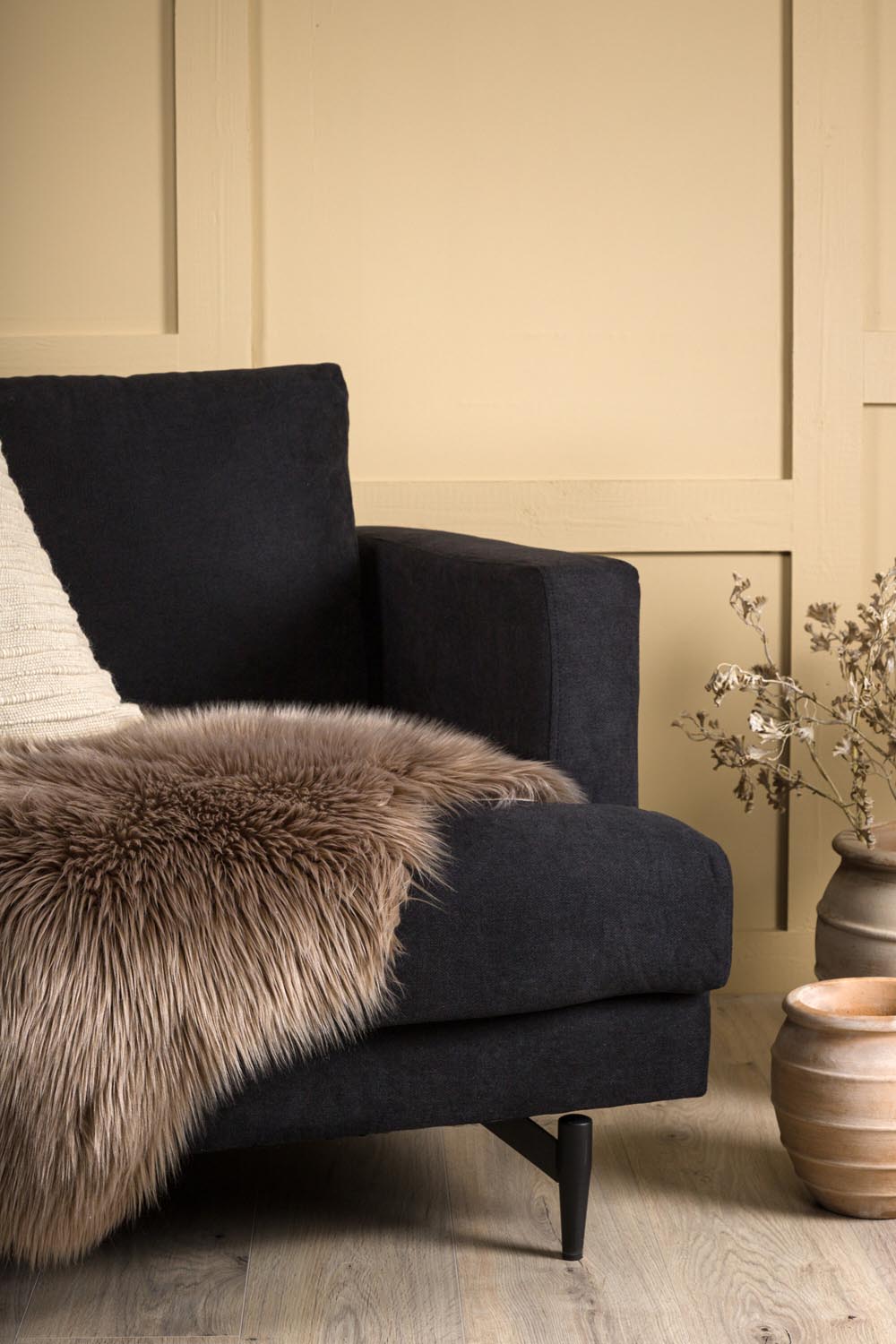 Katy Schaffell in Braun präsentiert im Onlineshop von KAQTU Design AG. Fell ist von Venture Home