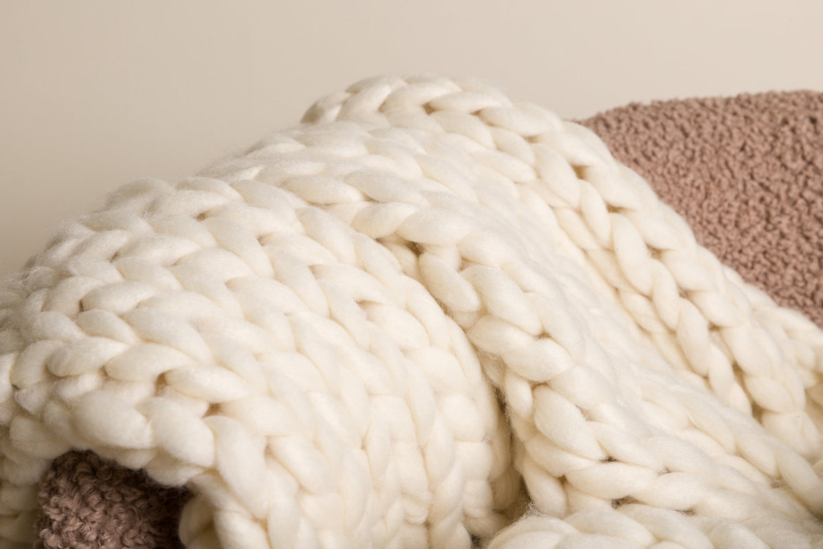 Kate Throw in Cremefarben präsentiert im Onlineshop von KAQTU Design AG. Wolldecke ist von Venture Home