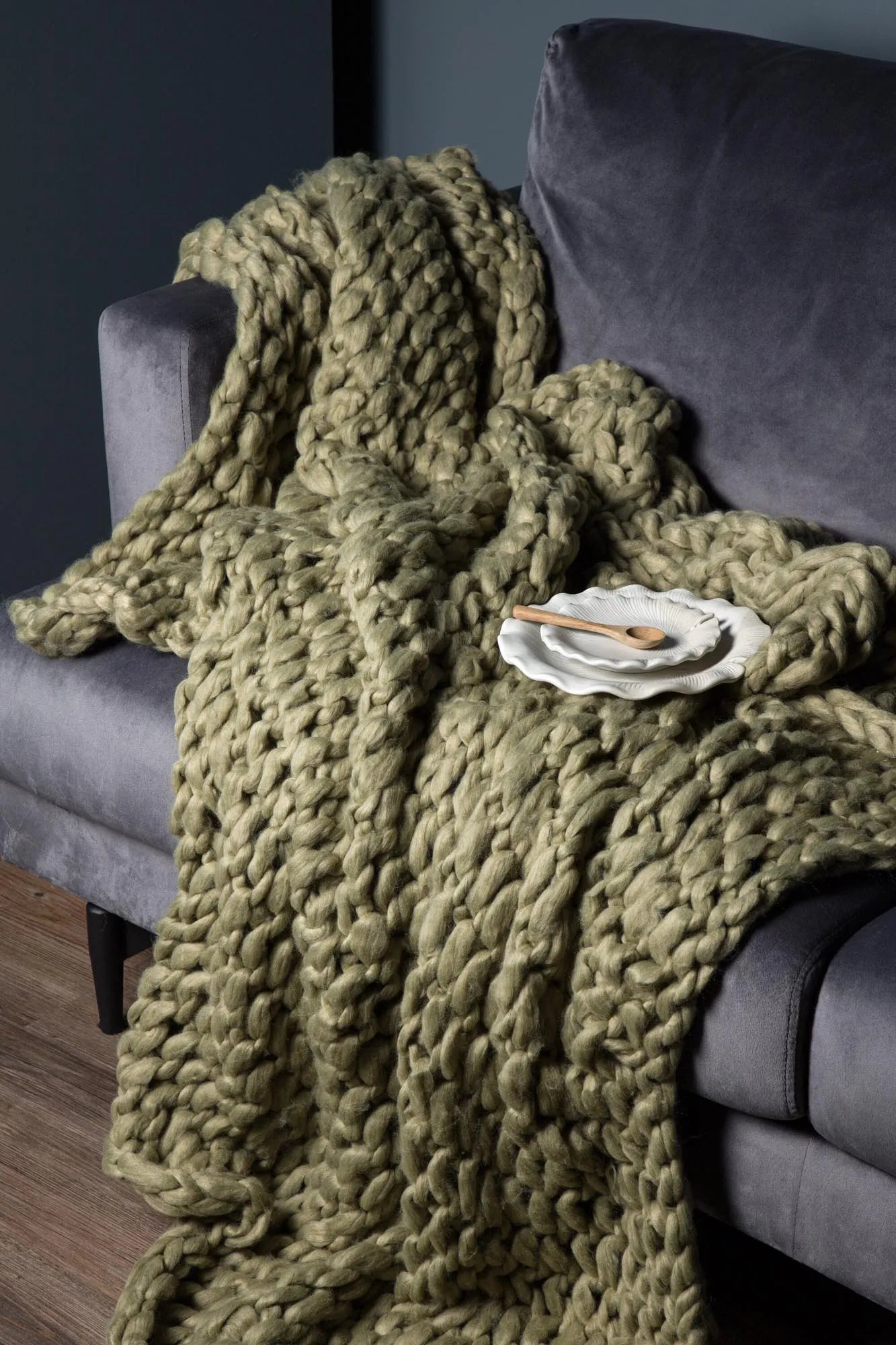 Elegante Kate Throw von Venture Home in stilvollem Beige-Ton.