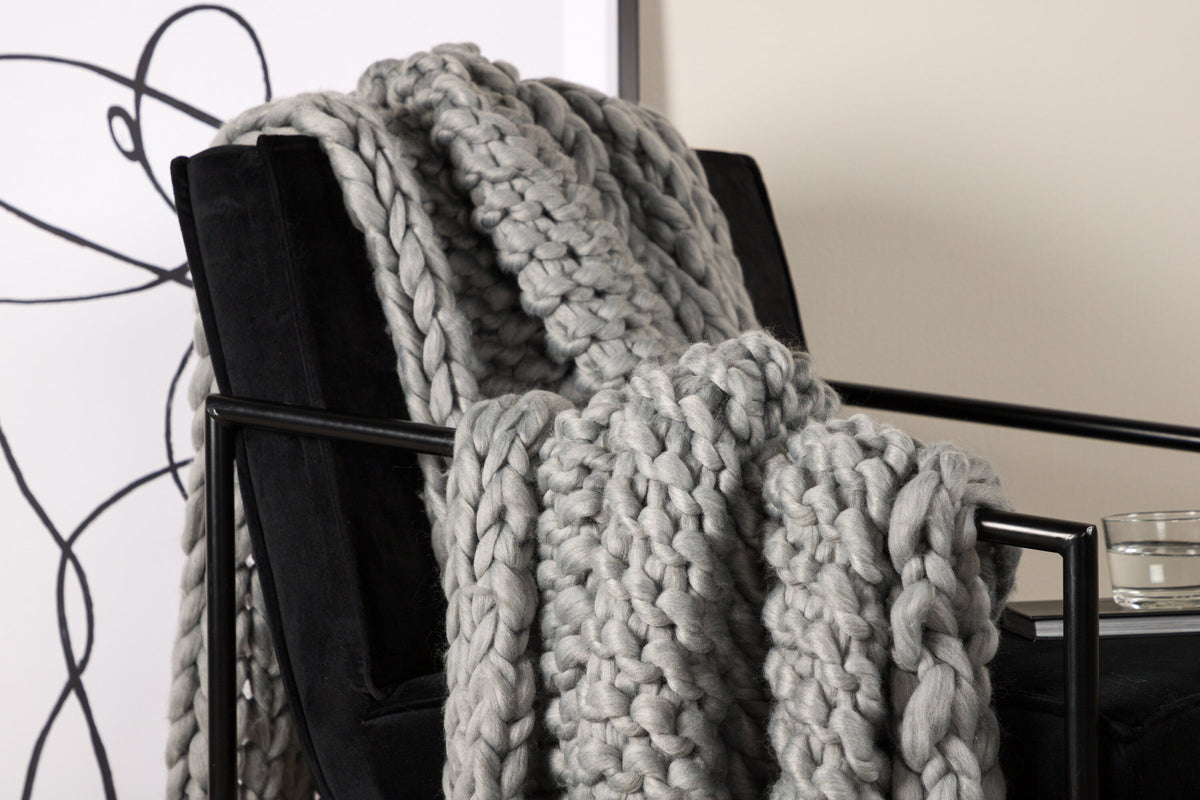 Kate Throw in Hellgrau präsentiert im Onlineshop von KAQTU Design AG. Wolldecke ist von Venture Home