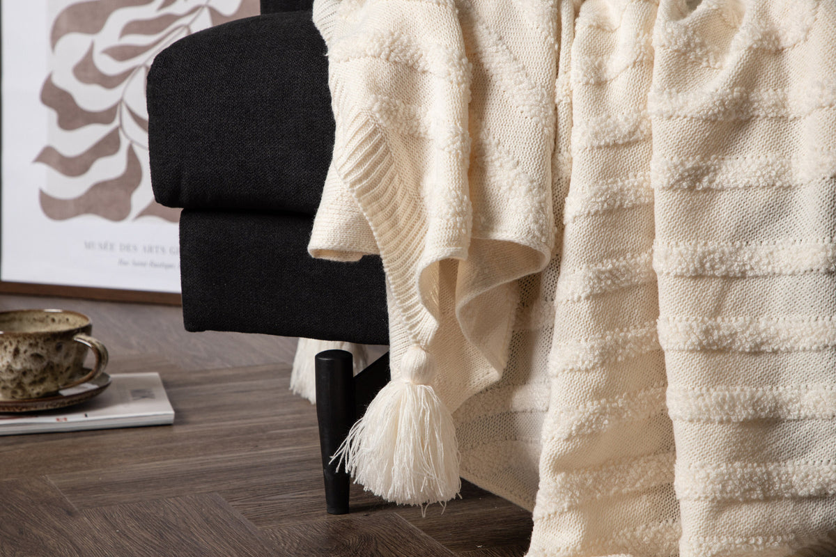 Katlyn Throw in Cremefarben präsentiert im Onlineshop von KAQTU Design AG. Wolldecke ist von Venture Home
