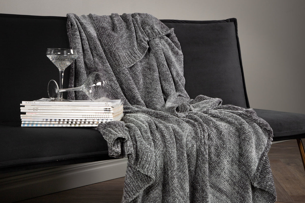Ally Throw in Dunkelgrau präsentiert im Onlineshop von KAQTU Design AG. Wolldecke ist von Venture Home
