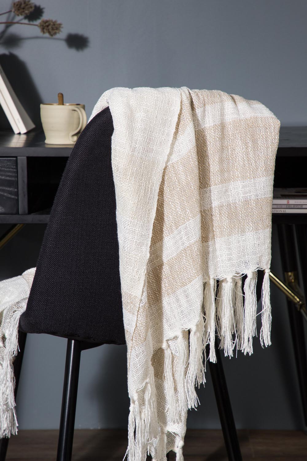 Sandy Throw in Offwhite/Beige/Braun präsentiert im Onlineshop von KAQTU Design AG. Wolldecke ist von Venture Home
