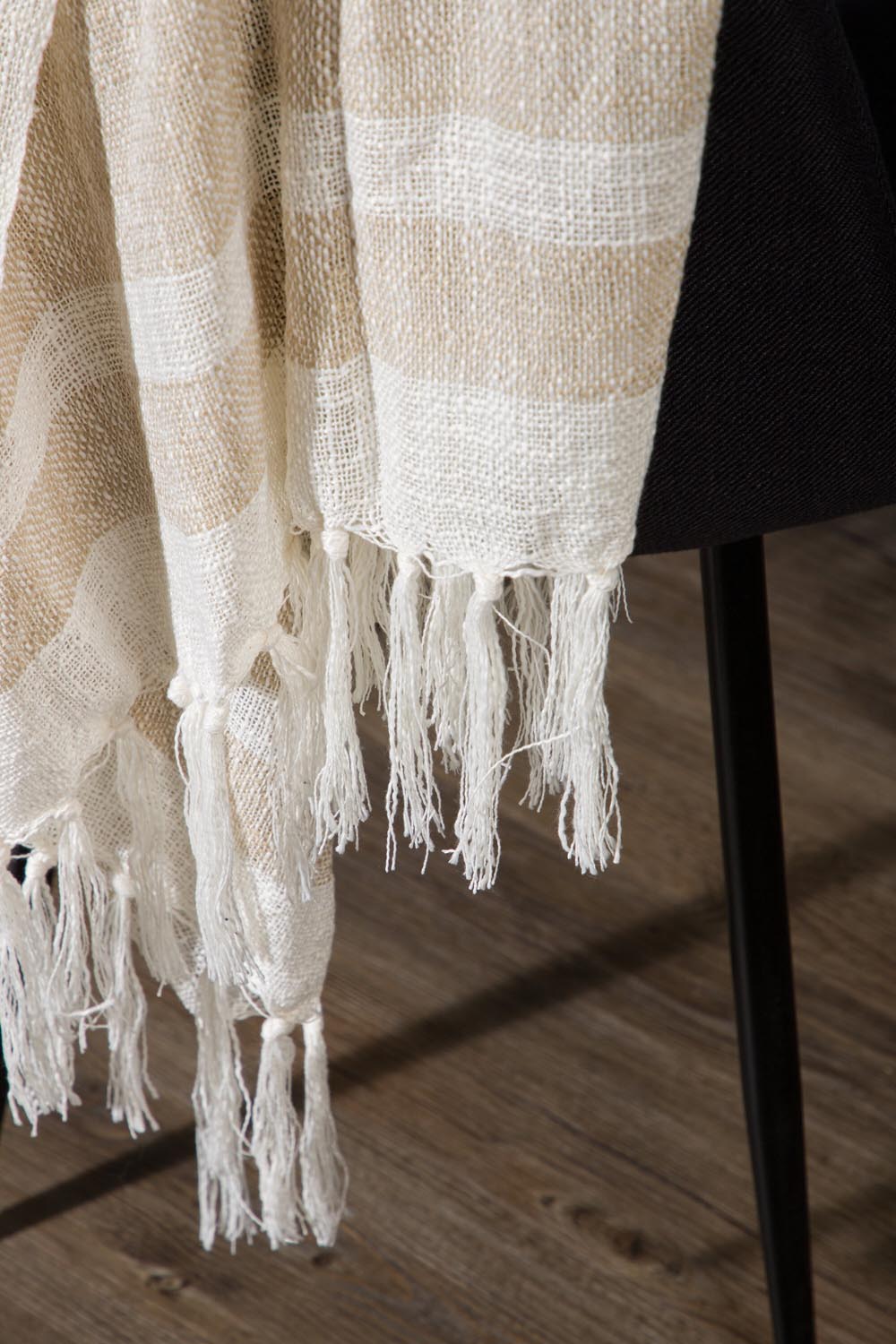 Sandy Throw in Offwhite/Beige/Braun präsentiert im Onlineshop von KAQTU Design AG. Wolldecke ist von Venture Home