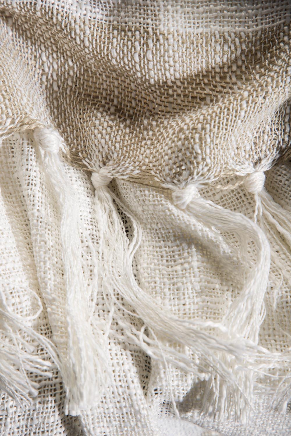 Sandy Throw in Offwhite/Beige/Braun präsentiert im Onlineshop von KAQTU Design AG. Wolldecke ist von Venture Home