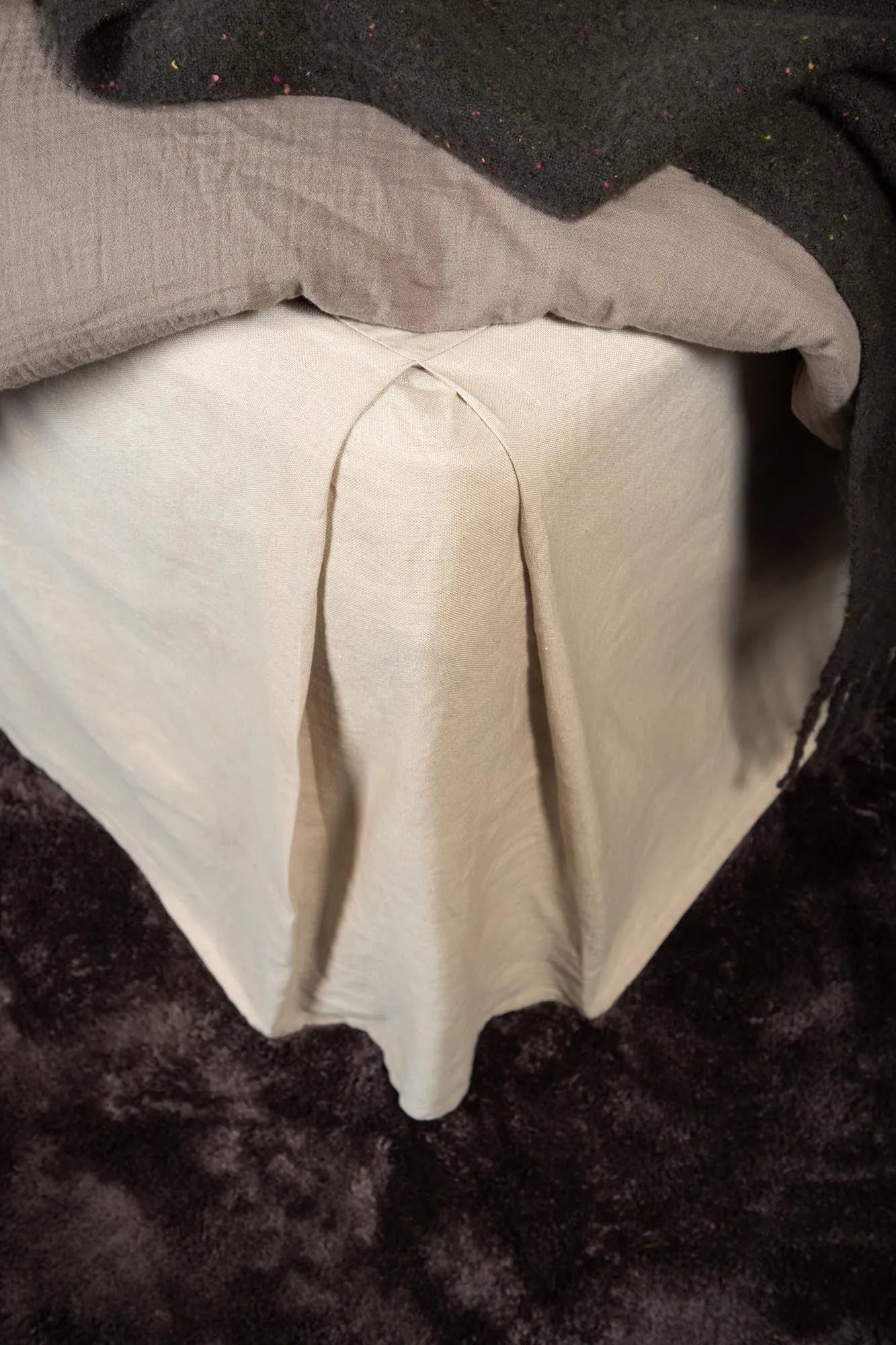 Stilvoller Kimmy Bettrock von Venture Home in edlem Beige-Ton.