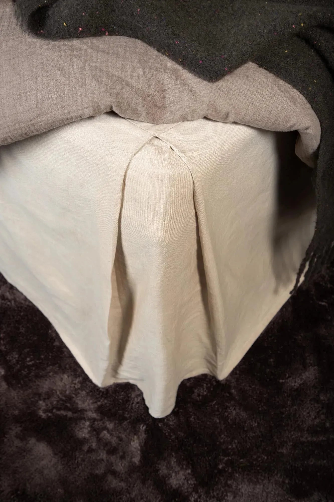 Eleganter Kimmy Bettrock in Beige, aus Baumwolle und Leinen, 180x200 cm, für stilvolle Schlafzimmer.