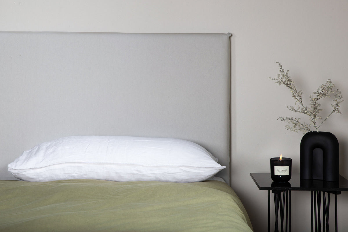 Saga Kopfteilbezug in Hellgrau präsentiert im Onlineshop von KAQTU Design AG. Zubehör Bett ist von Venture Home