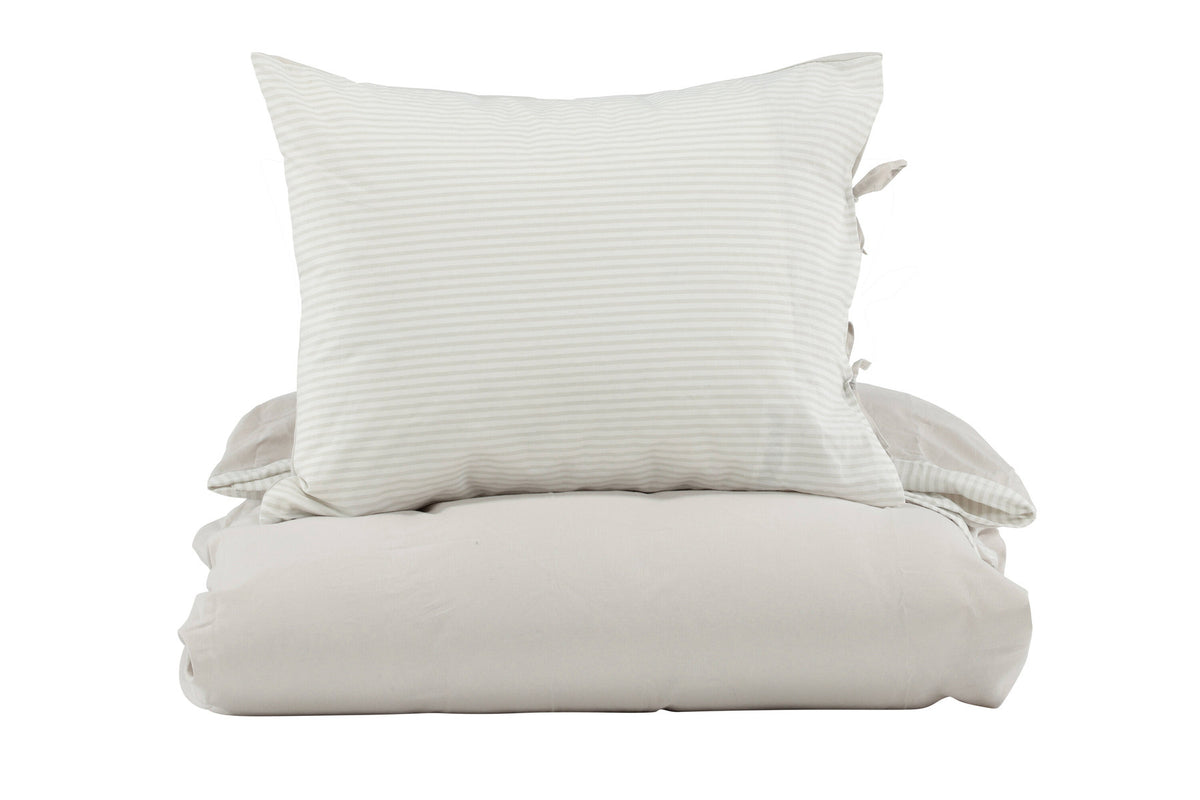Jenna Bettgarnitur in Hellgrau präsentiert im Onlineshop von KAQTU Design AG. Bettwäsche ist von Venture Home