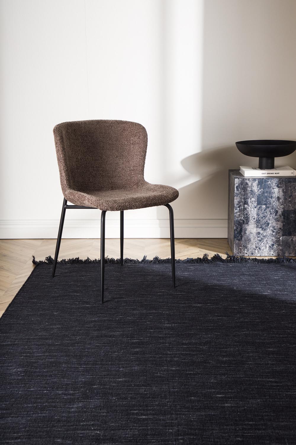 Elton Teppich in Schwarz präsentiert im Onlineshop von KAQTU Design AG. Teppich ist von Venture Home