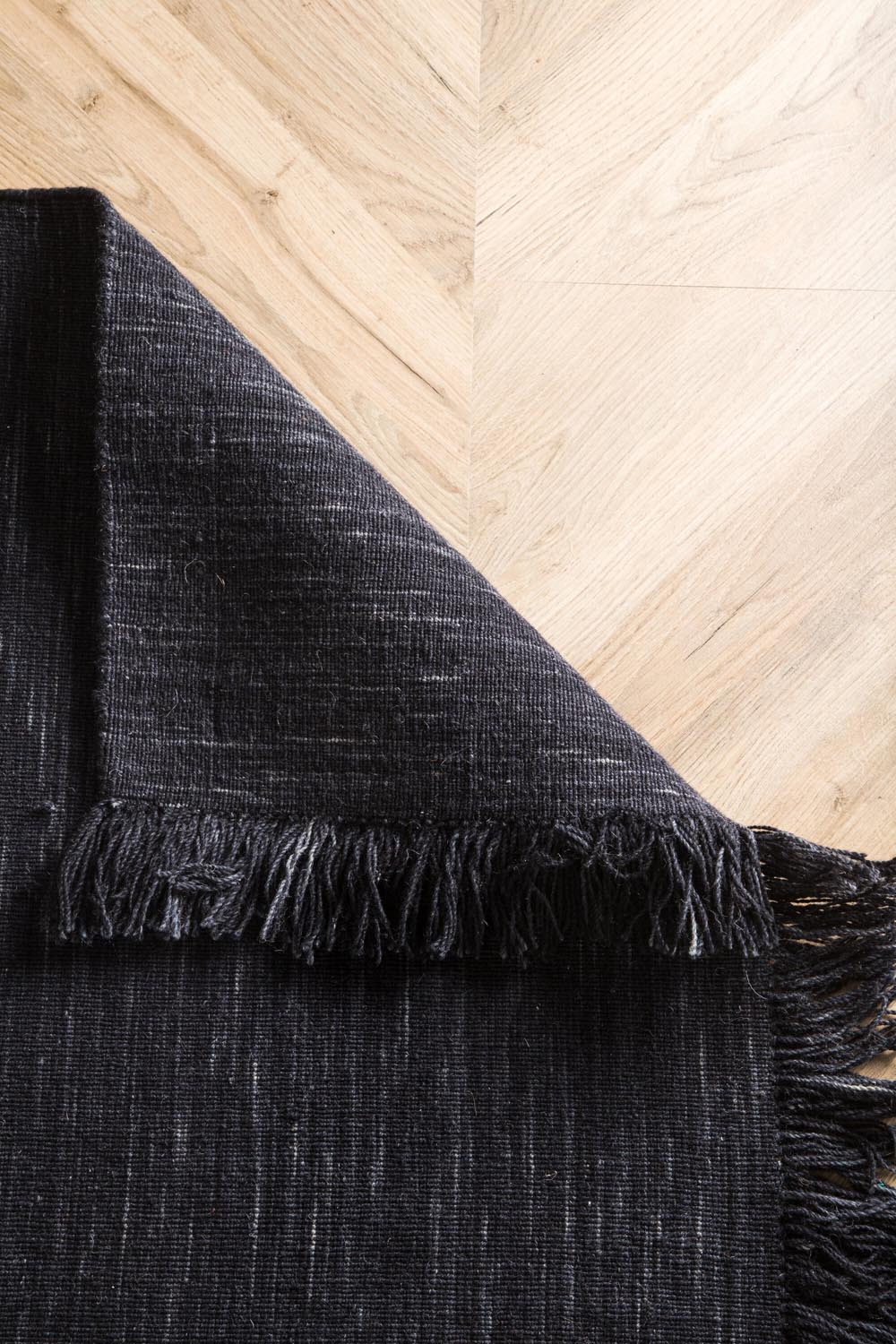 Elton Teppich in Schwarz präsentiert im Onlineshop von KAQTU Design AG. Teppich ist von Venture Home