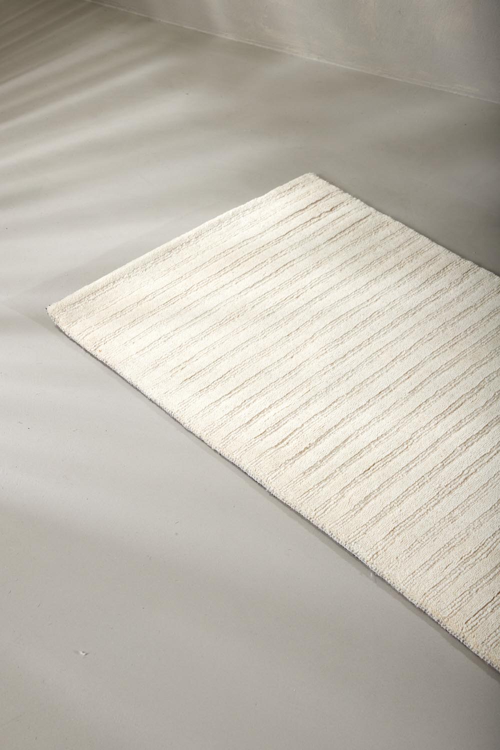 Milton Teppich in Weiss präsentiert im Onlineshop von KAQTU Design AG. Teppich ist von Venture Home