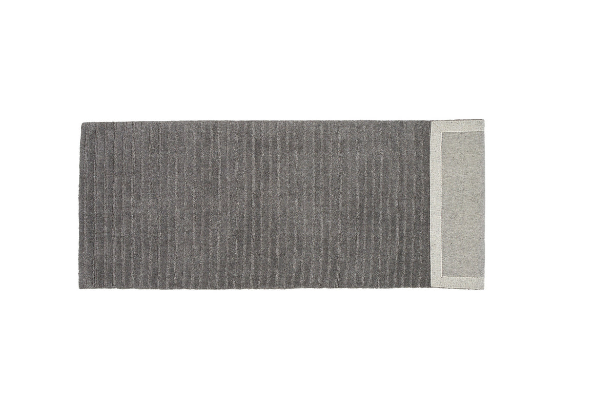 Milton Teppich in Dunkelgrau präsentiert im Onlineshop von KAQTU Design AG. Teppich ist von Venture Home