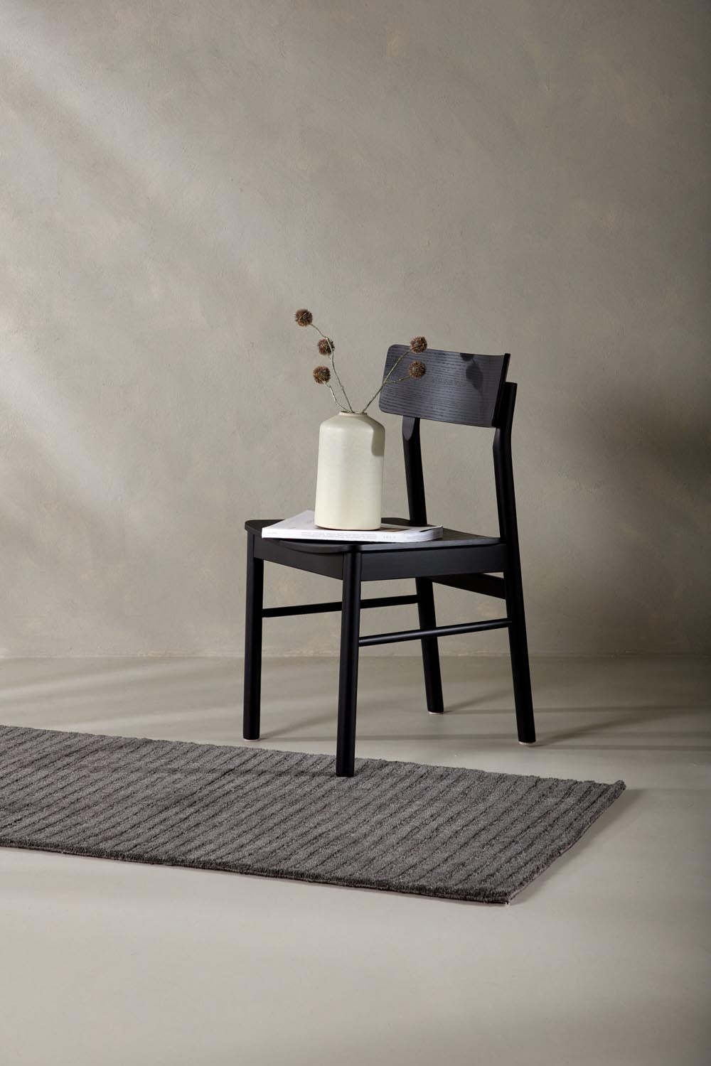 Milton Teppich in Dunkelgrau präsentiert im Onlineshop von KAQTU Design AG. Teppich ist von Venture Home