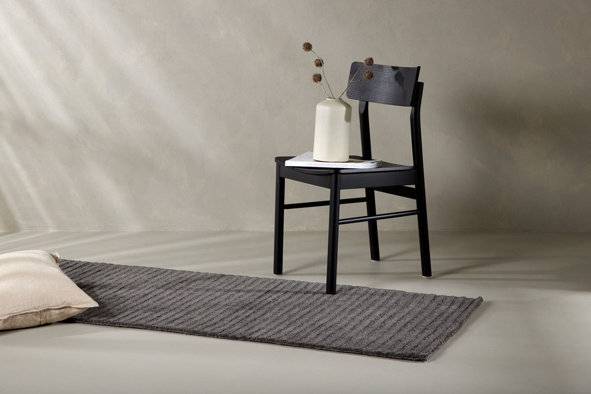 Milton Teppich in Dunkelgrau präsentiert im Onlineshop von KAQTU Design AG. Teppich ist von Venture Home