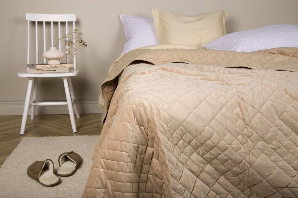 Jilly Tagesdecke in Beige präsentiert im Onlineshop von KAQTU Design AG. Bettüberwurf ist von Venture Home
