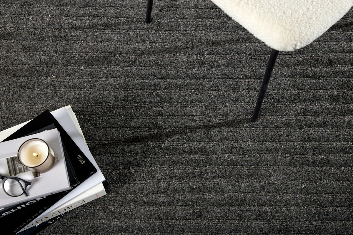 Milton Teppich in Dunkelgrau präsentiert im Onlineshop von KAQTU Design AG. Teppich ist von Venture Home