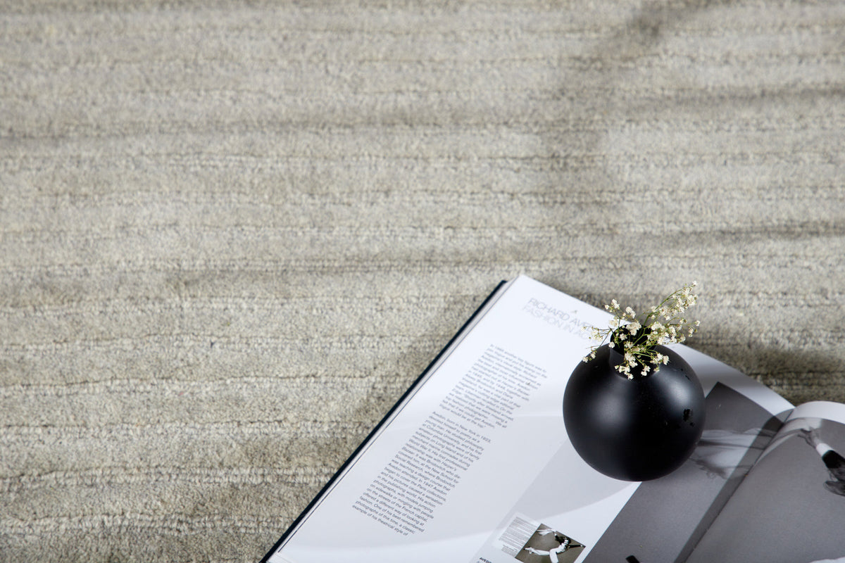 Milton Teppich in Hellgrau präsentiert im Onlineshop von KAQTU Design AG. Teppich ist von Venture Home