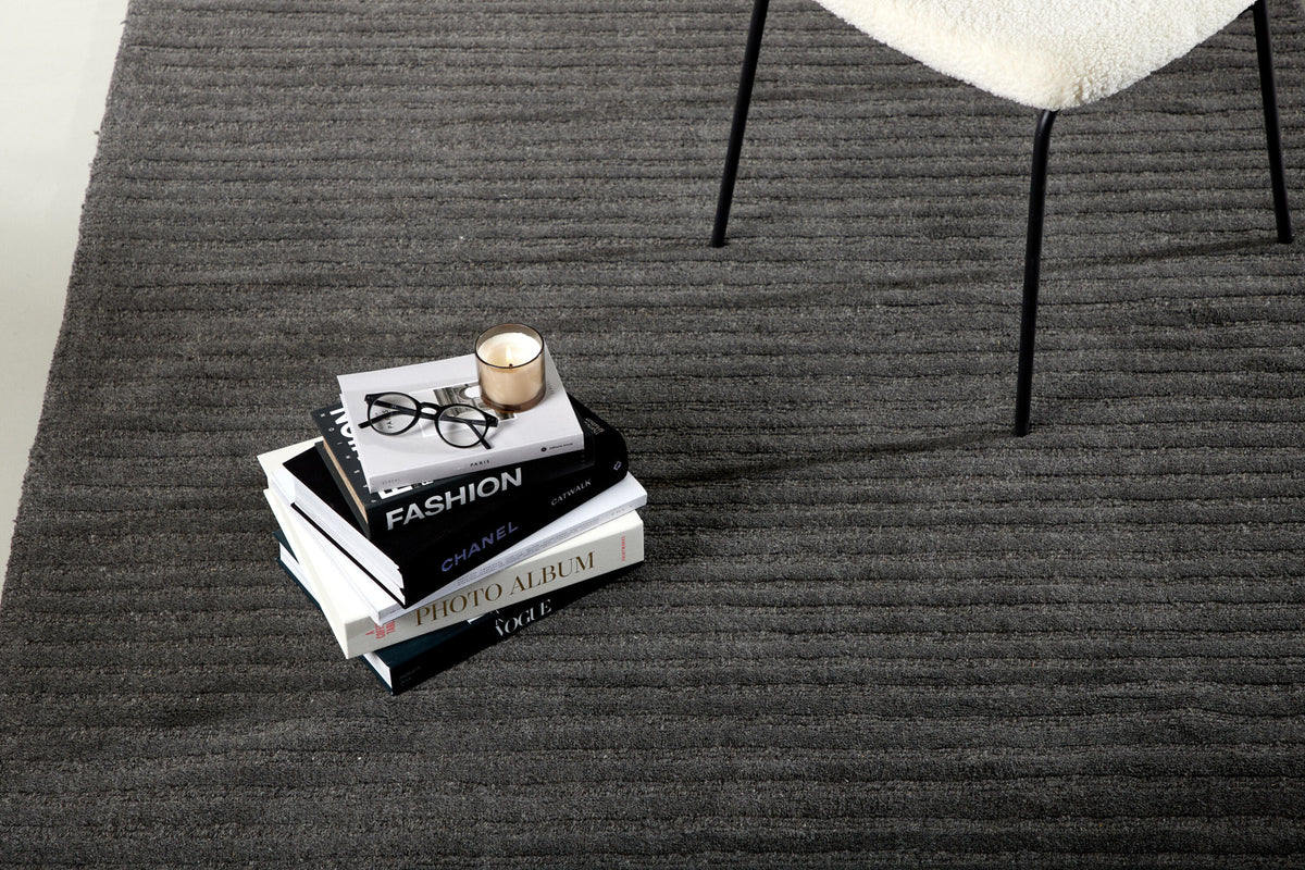 Milton Teppich in Dunkelgrau präsentiert im Onlineshop von KAQTU Design AG. Teppich ist von Venture Home