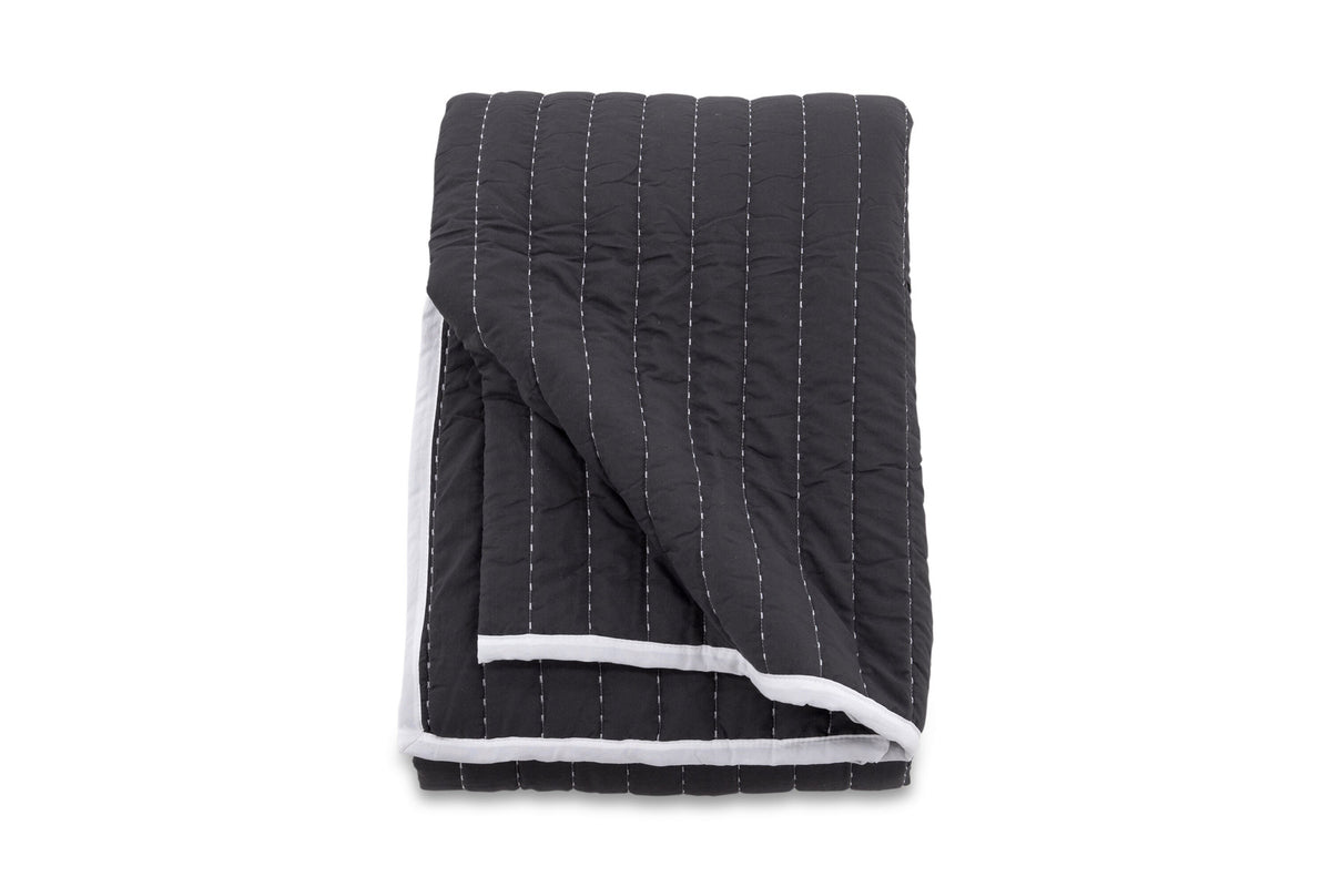 Tagesdecke Juni in Anthrazit präsentiert im Onlineshop von KAQTU Design AG. Bettüberwurf ist von Venture Home