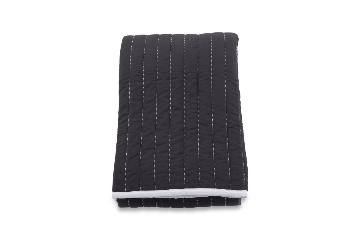 Tagesdecke Juni in Anthrazit präsentiert im Onlineshop von KAQTU Design AG. Bettüberwurf ist von Venture Home