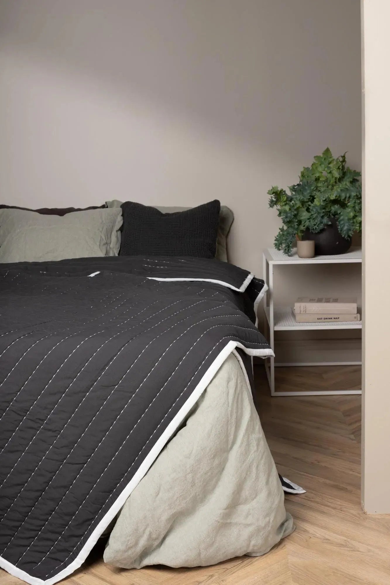 Elegante Tagesdecke Juni von Venture Home für stilvolle Akzente.