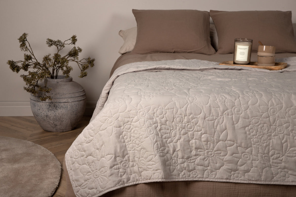 Niki Tagesdecke in Beige präsentiert im Onlineshop von KAQTU Design AG. Bettüberwurf ist von Venture Home