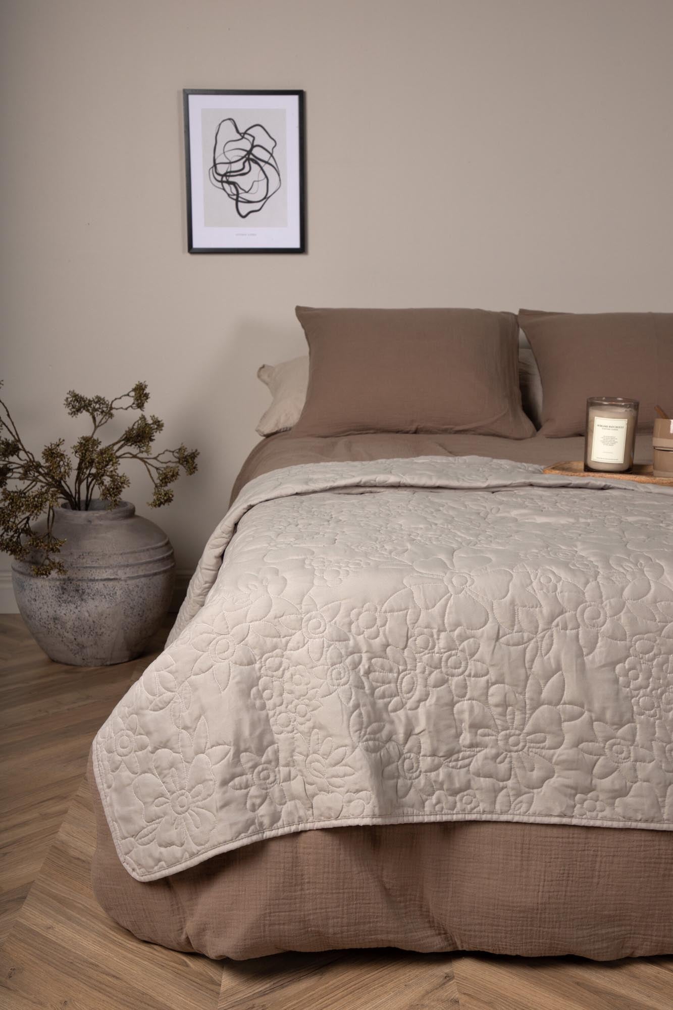 Niki Tagesdecke von Venture Home: Elegante Designs und pflegeleichte Materialien für ein modernes Schlafzimmer.