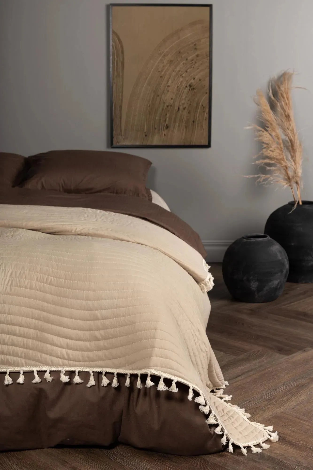 Die Lias Tagesdecke von Venture Home: Eleganz und Gemütlichkeit aus weicher Mikrofaser mit stilvollen Quasten, in erdigen Farben.