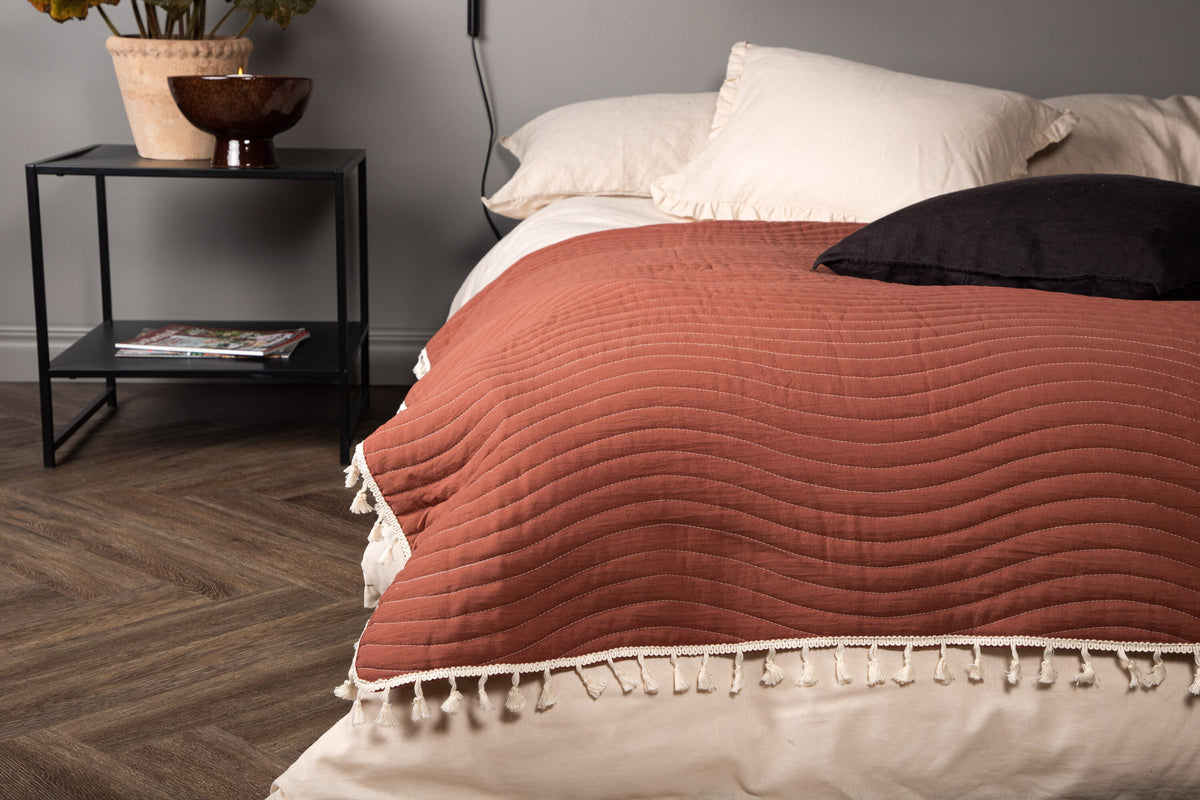 Lias Tagesdecke in Rostiges Rot präsentiert im Onlineshop von KAQTU Design AG. Bettüberwurf ist von Venture Home