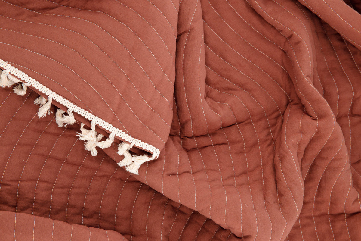 Lias Tagesdecke in Rostiges Rot präsentiert im Onlineshop von KAQTU Design AG. Bettüberwurf ist von Venture Home