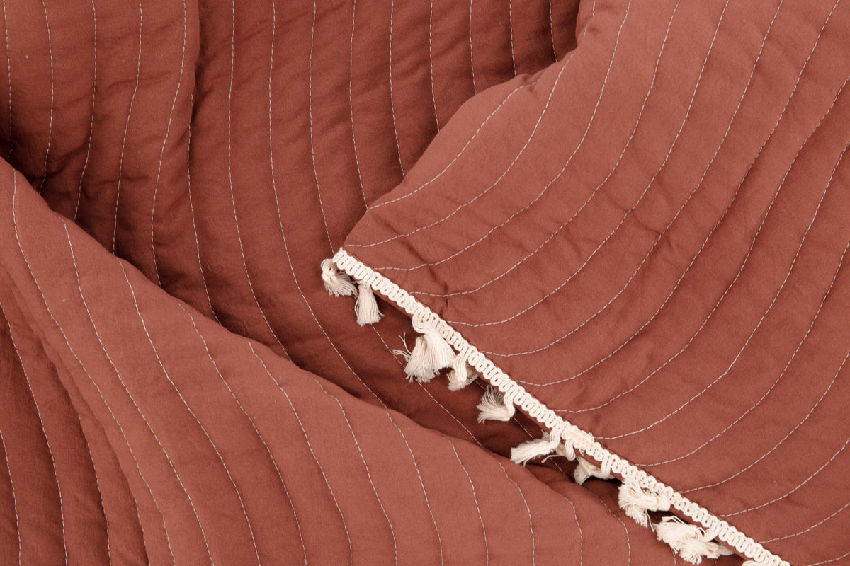 Lias Tagesdecke in Rostiges Rot präsentiert im Onlineshop von KAQTU Design AG. Bettüberwurf ist von Venture Home