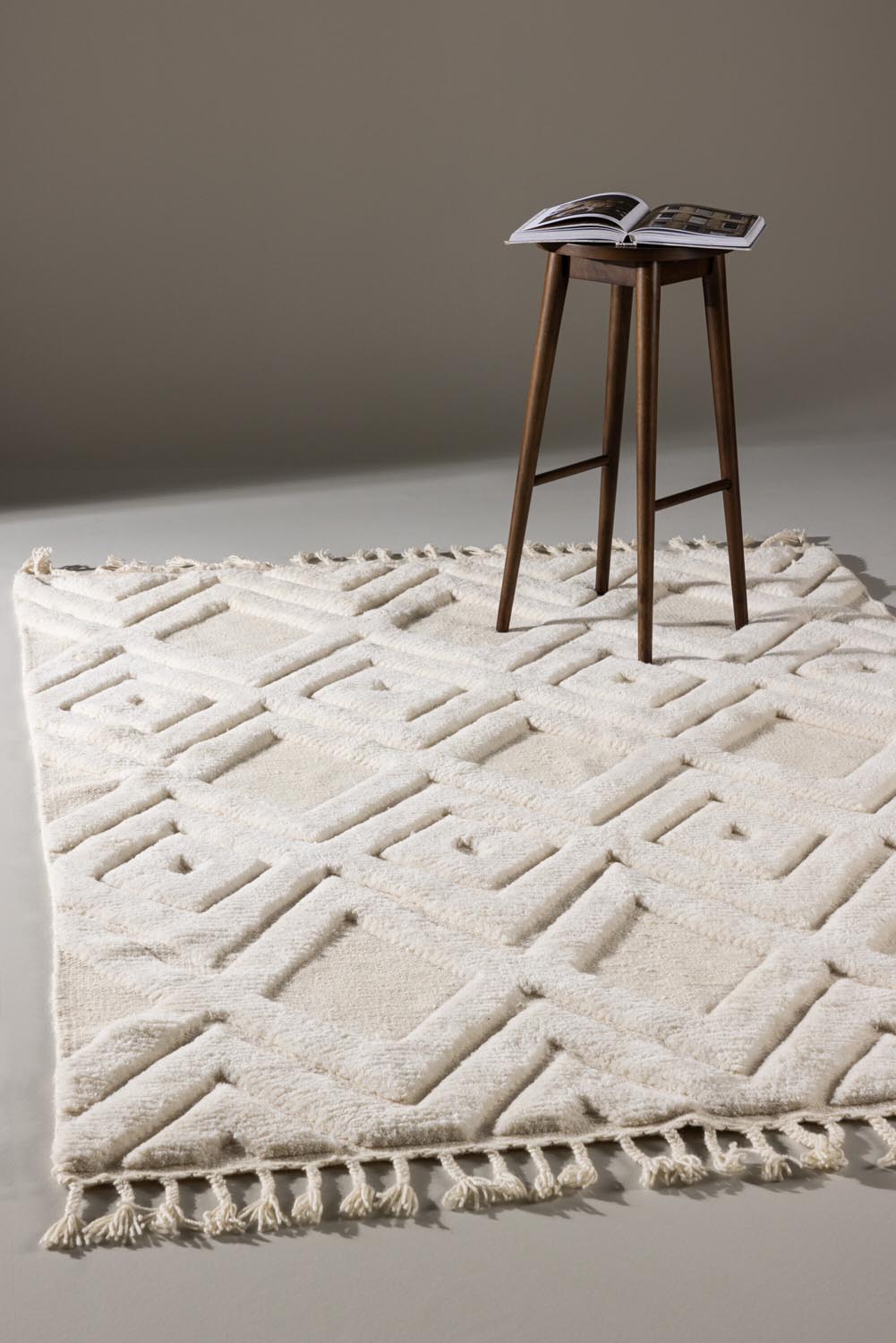Dahlia Wool Teppich in Weiss präsentiert im Onlineshop von KAQTU Design AG. Teppich ist von Vind