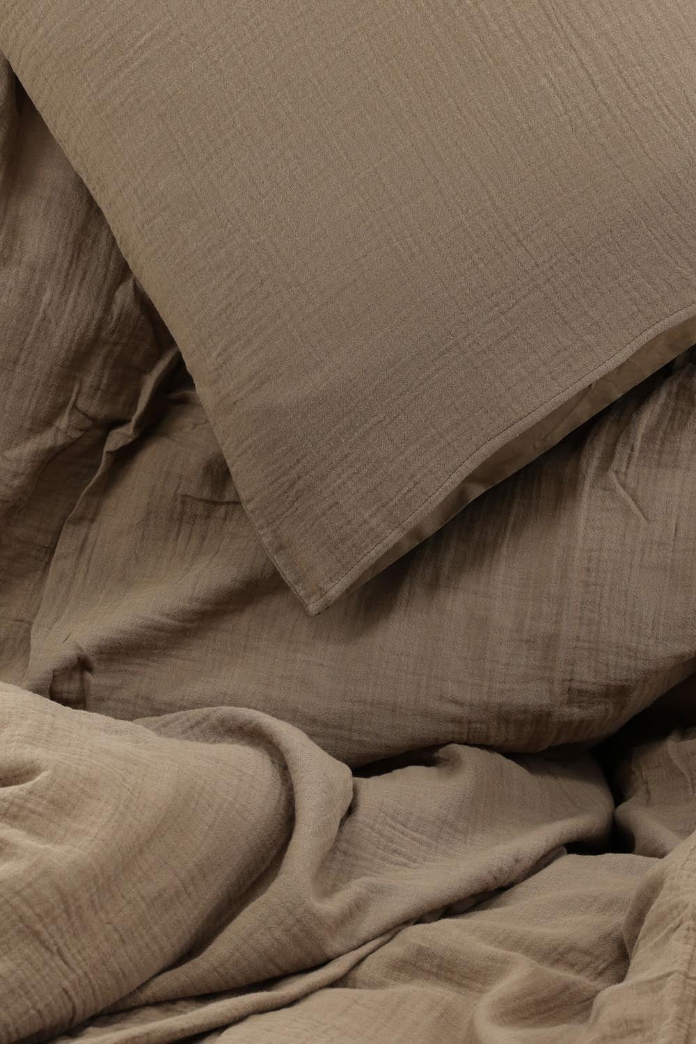 Mila Bettgarnitur in Braun präsentiert im Onlineshop von KAQTU Design AG. Bettwäsche ist von Venture Home