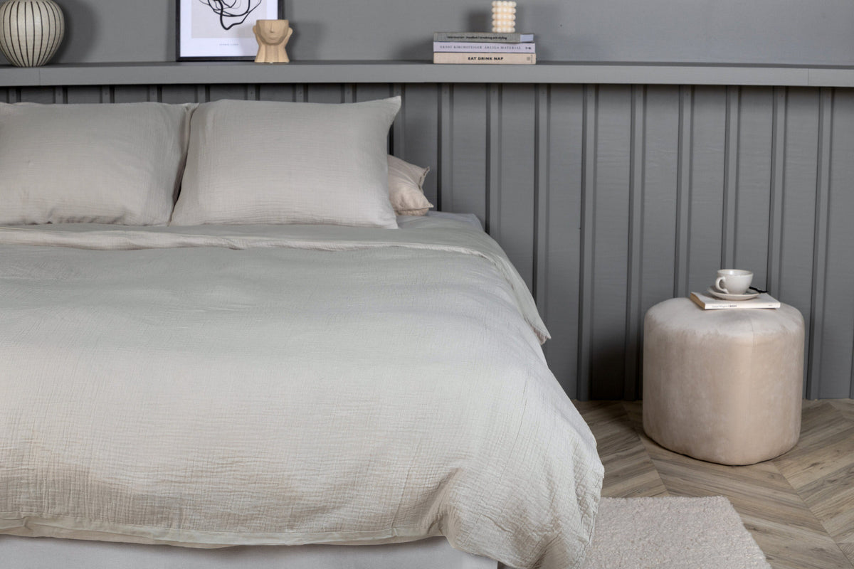 Mila Bettgarnitur in Hellgrau präsentiert im Onlineshop von KAQTU Design AG. Bettwäsche ist von Venture Home