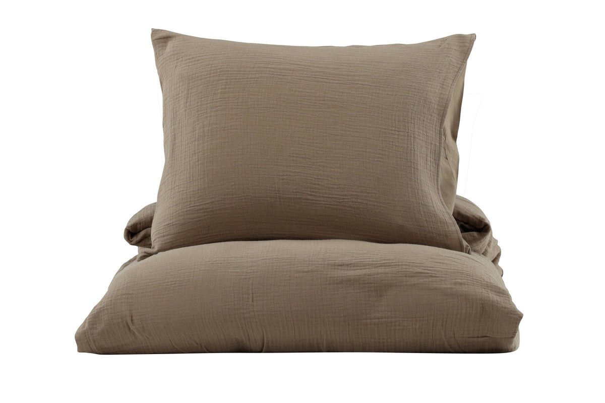 Mila Bettgarnitur in Braun präsentiert im Onlineshop von KAQTU Design AG. Bettwäsche ist von Venture Home