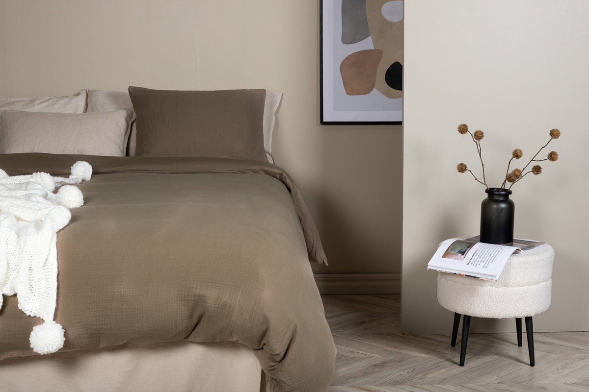 Mila Bettgarnitur in Braun präsentiert im Onlineshop von KAQTU Design AG. Bettwäsche ist von Venture Home