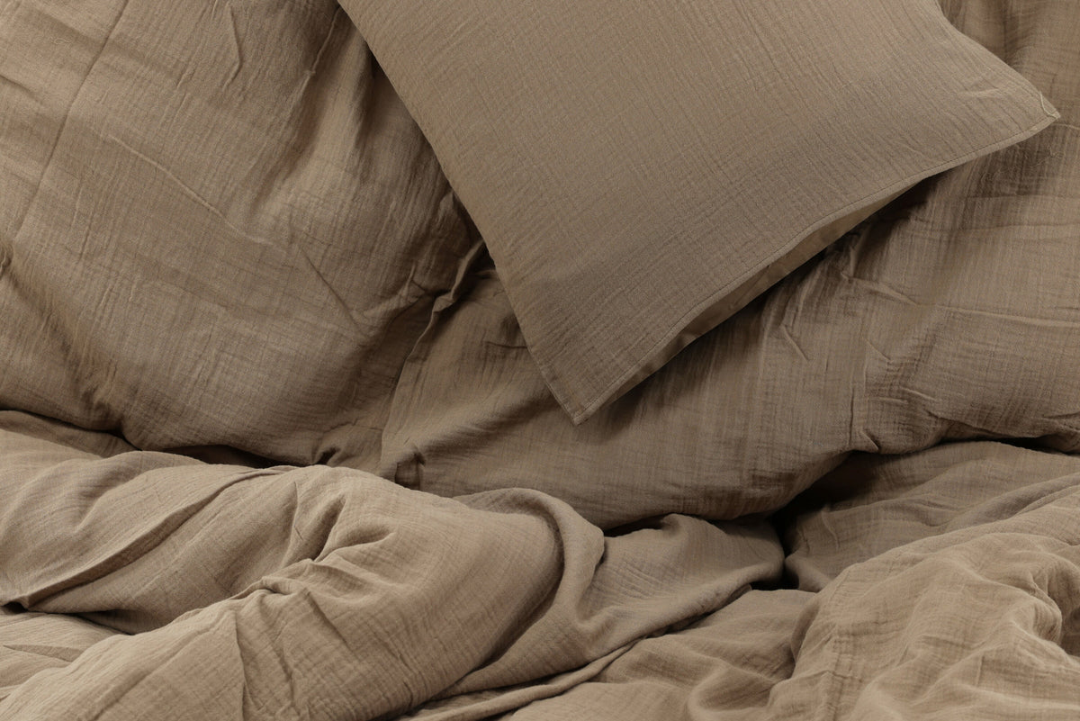 Mila Bettgarnitur in Braun präsentiert im Onlineshop von KAQTU Design AG. Bettwäsche ist von Venture Home