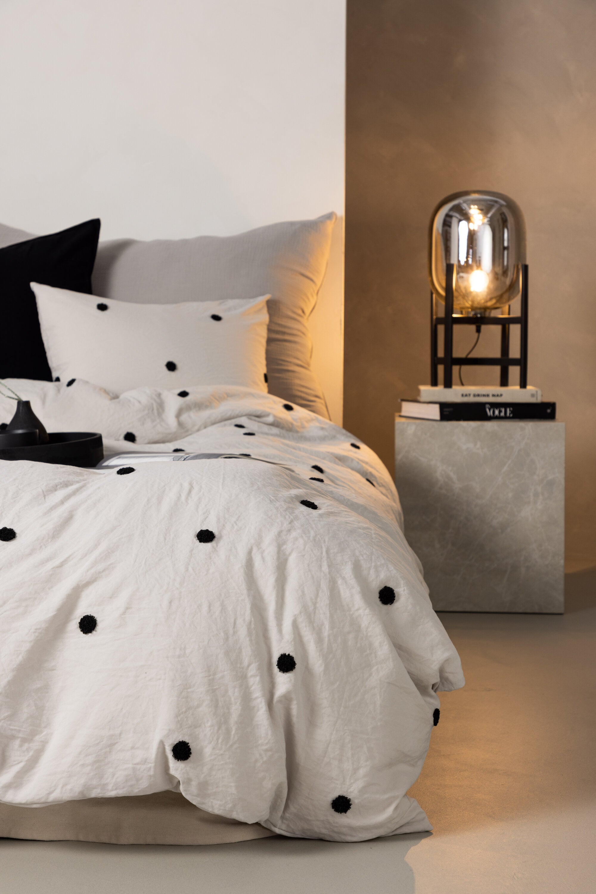 Loke Bettgarnitur in Hellgrau präsentiert im Onlineshop von KAQTU Design AG. Bettwäsche ist von Venture Home