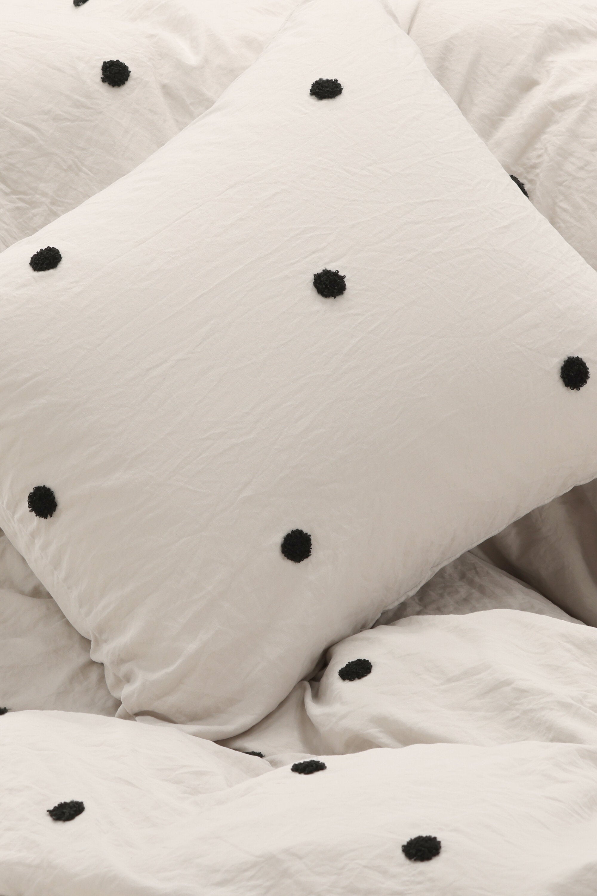 Loke Bettgarnitur in Hellgrau präsentiert im Onlineshop von KAQTU Design AG. Bettwäsche ist von Venture Home