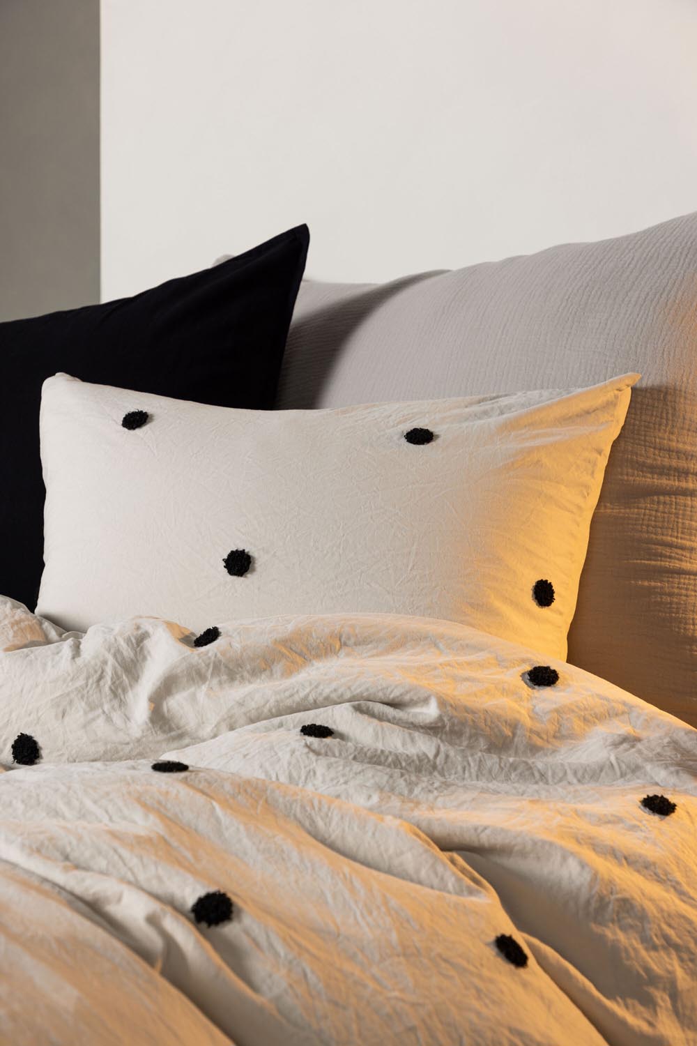 Loke Bettgarnitur in Hellgrau präsentiert im Onlineshop von KAQTU Design AG. Bettwäsche ist von Venture Home