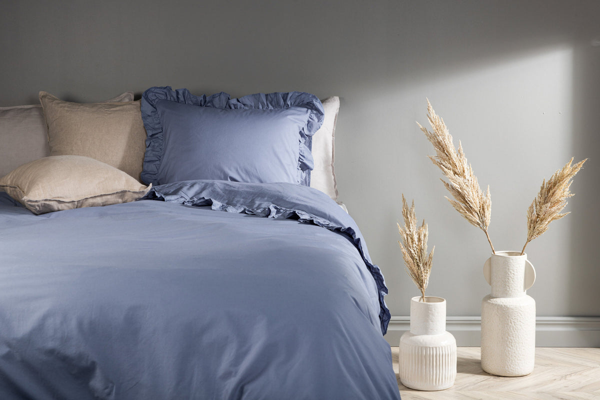 Levi Bettgarnitur in Blau präsentiert im Onlineshop von KAQTU Design AG. Bettwäsche ist von Venture Home