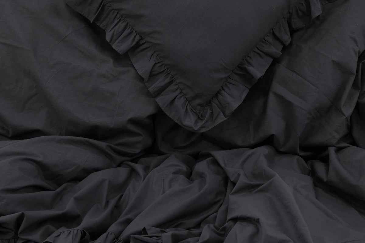 Levi Bettgarnitur in Anthrazit präsentiert im Onlineshop von KAQTU Design AG. Bettwäsche ist von Venture Home