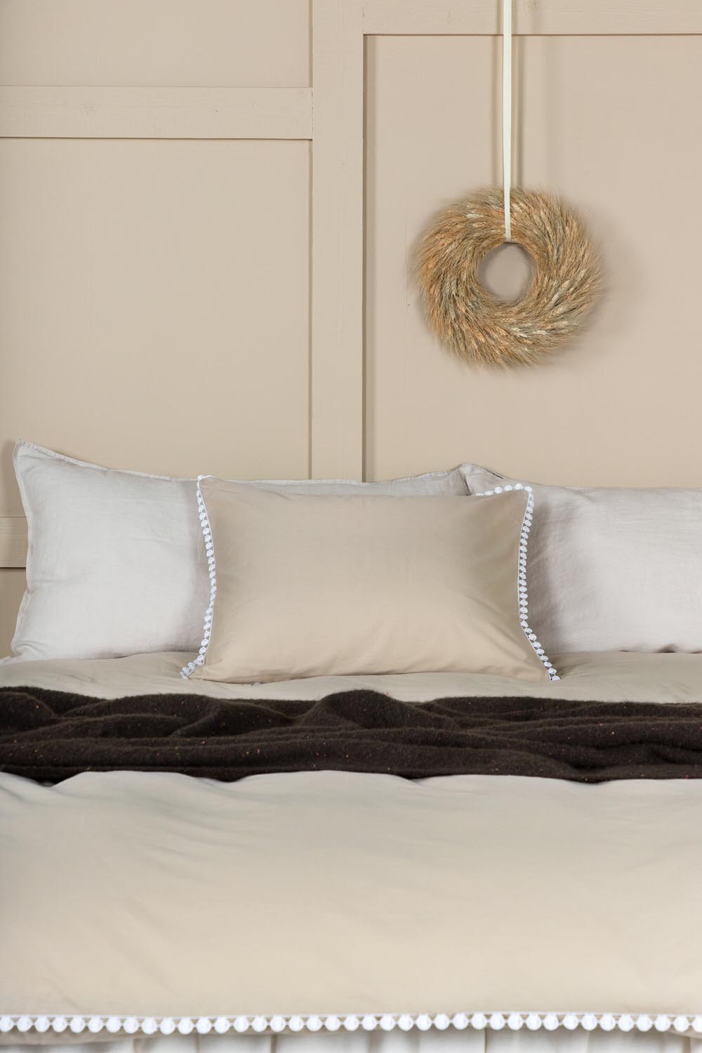 Livia Bettgarnitur in Beige präsentiert im Onlineshop von KAQTU Design AG. Bettwäsche ist von Venture Home