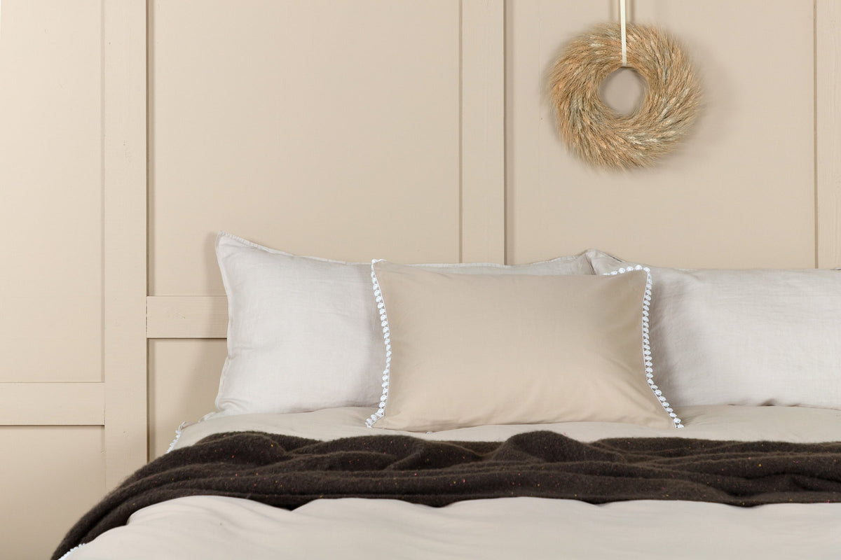 Livia Bettgarnitur in Beige präsentiert im Onlineshop von KAQTU Design AG. Bettwäsche ist von Venture Home