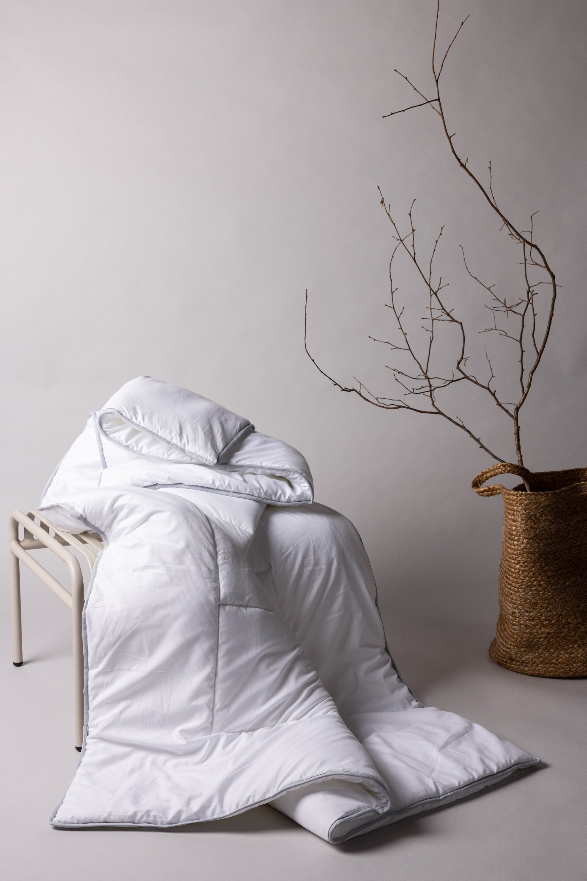 Alice Bettdecke in Weiss präsentiert im Onlineshop von KAQTU Design AG. Bettwäsche ist von Venture Home