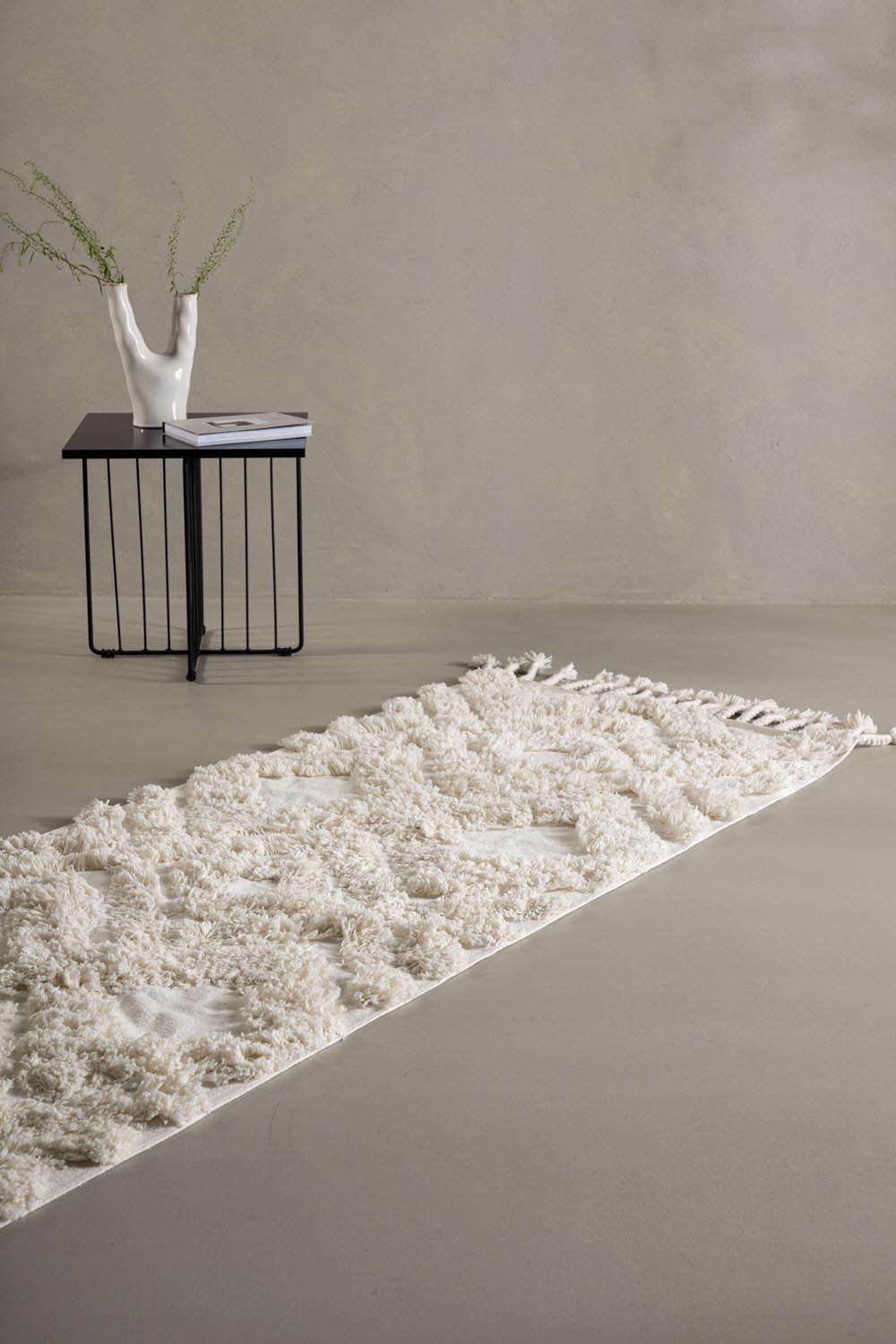 Hilma Teppich in Weiss präsentiert im Onlineshop von KAQTU Design AG. Teppich ist von Venture Home