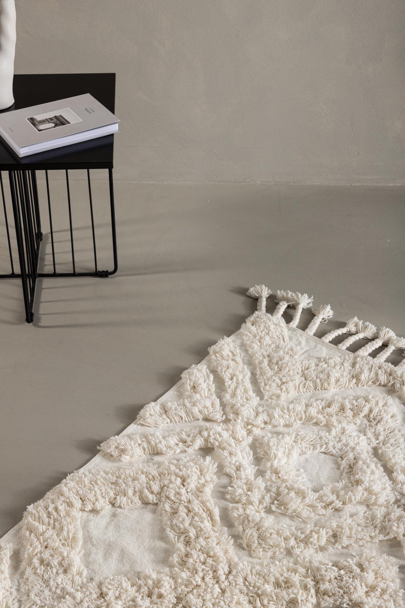Hilma Teppich in Weiss präsentiert im Onlineshop von KAQTU Design AG. Teppich ist von Venture Home