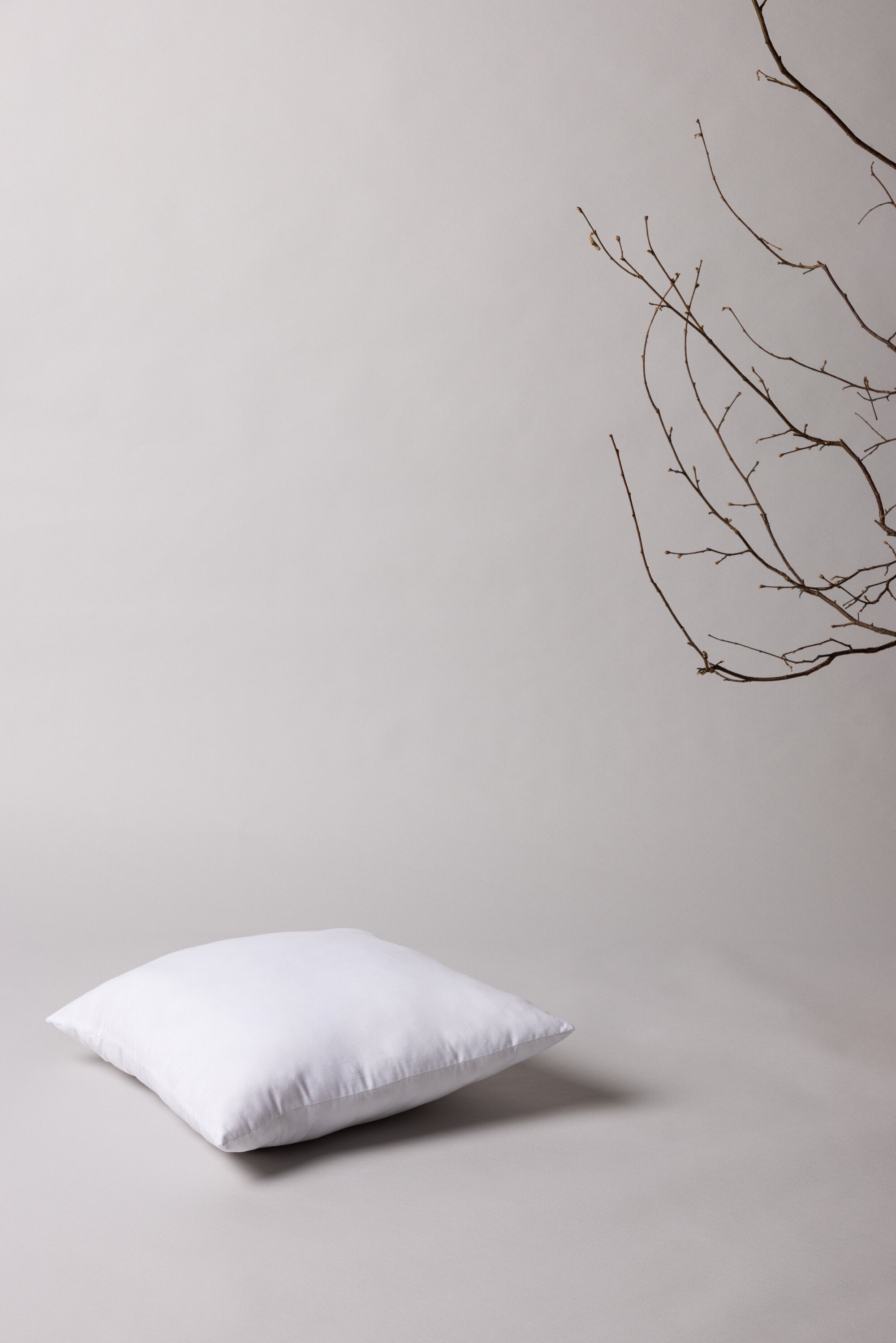 Wilma Innenkissen in Weiss präsentiert im Onlineshop von KAQTU Design AG. Kissenfüllung ist von Venture Home