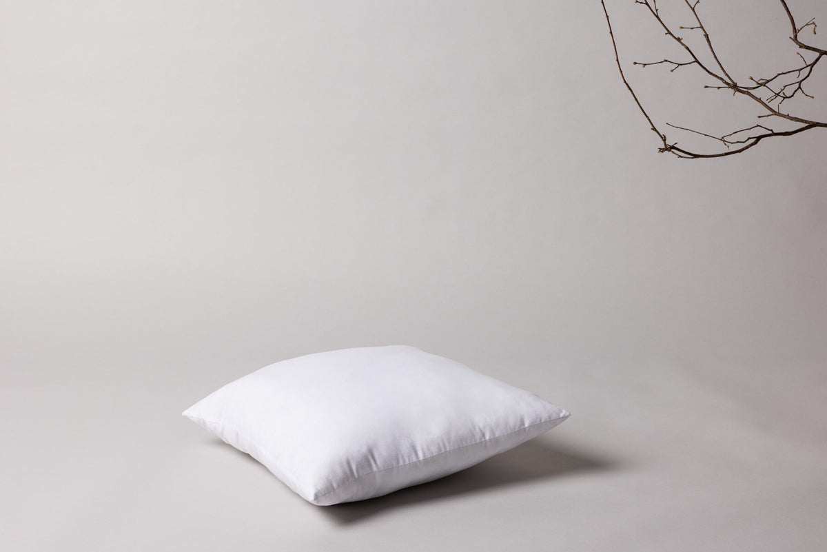 Wilma Innenkissen in Weiss präsentiert im Onlineshop von KAQTU Design AG. Kissenfüllung ist von Venture Home